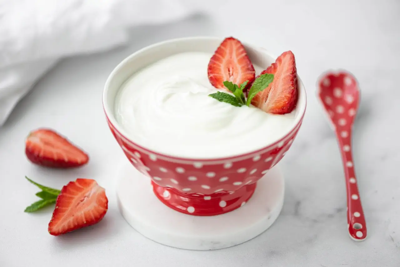 Yogurt a stomaco vuoto: fa bene o male?