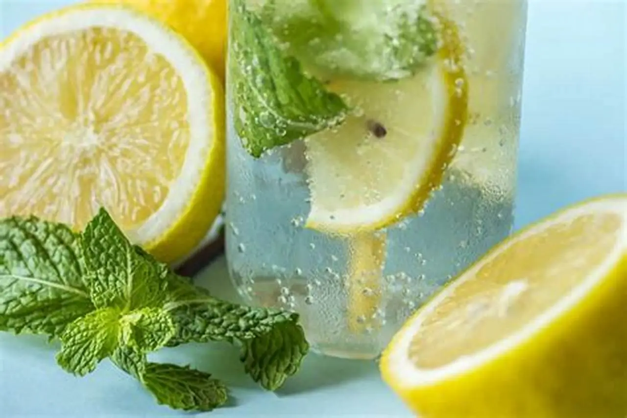 Acqua e limone al mattino: benefici reali secondo i nutrizionisti