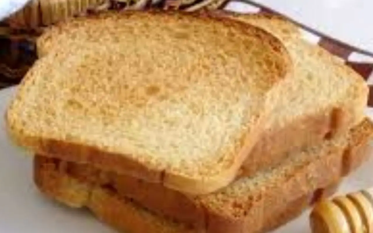 Consumo quotidiano di fette biscottate: impatti su colesterolo, glicemia e pressione arteriosa