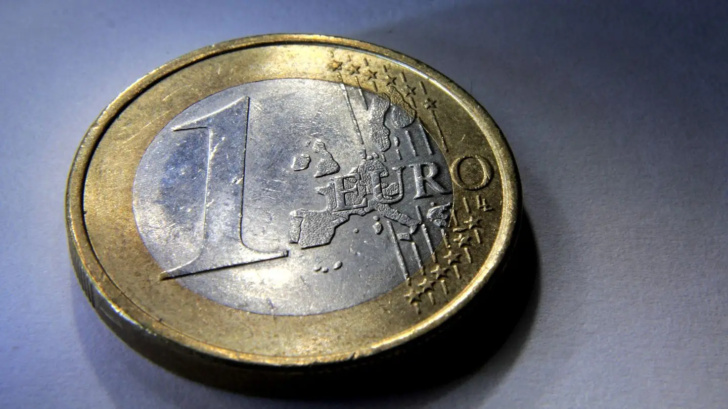 Se questa moneta da 1 euro presenta una doppia incisione, è d’oro