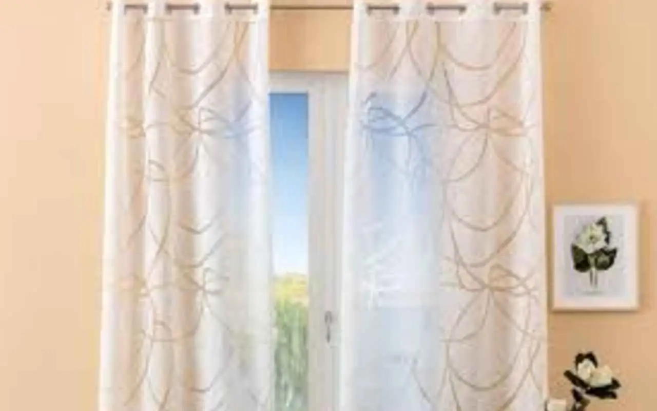 Trucco per tende bianche perfette: ecco cosa aggiungere in lavatrice