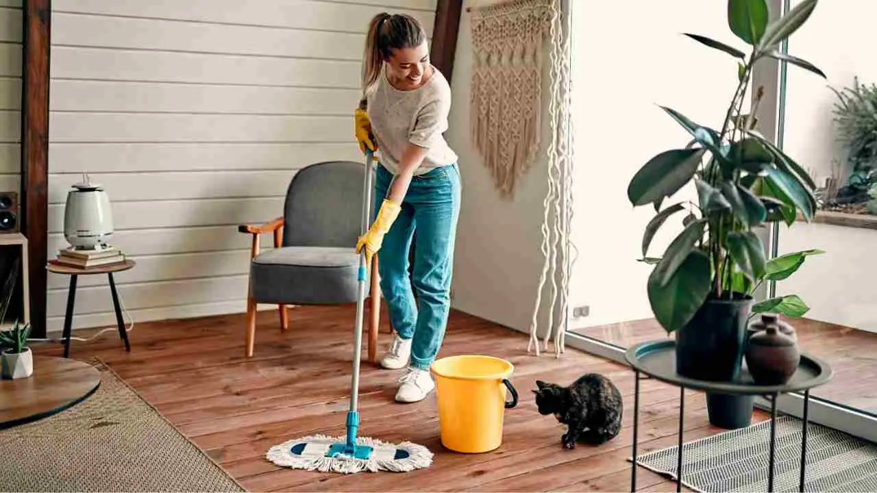 Bruciare calorie con le pulizie di casa: ecco quante ne consuma lavare i piatti