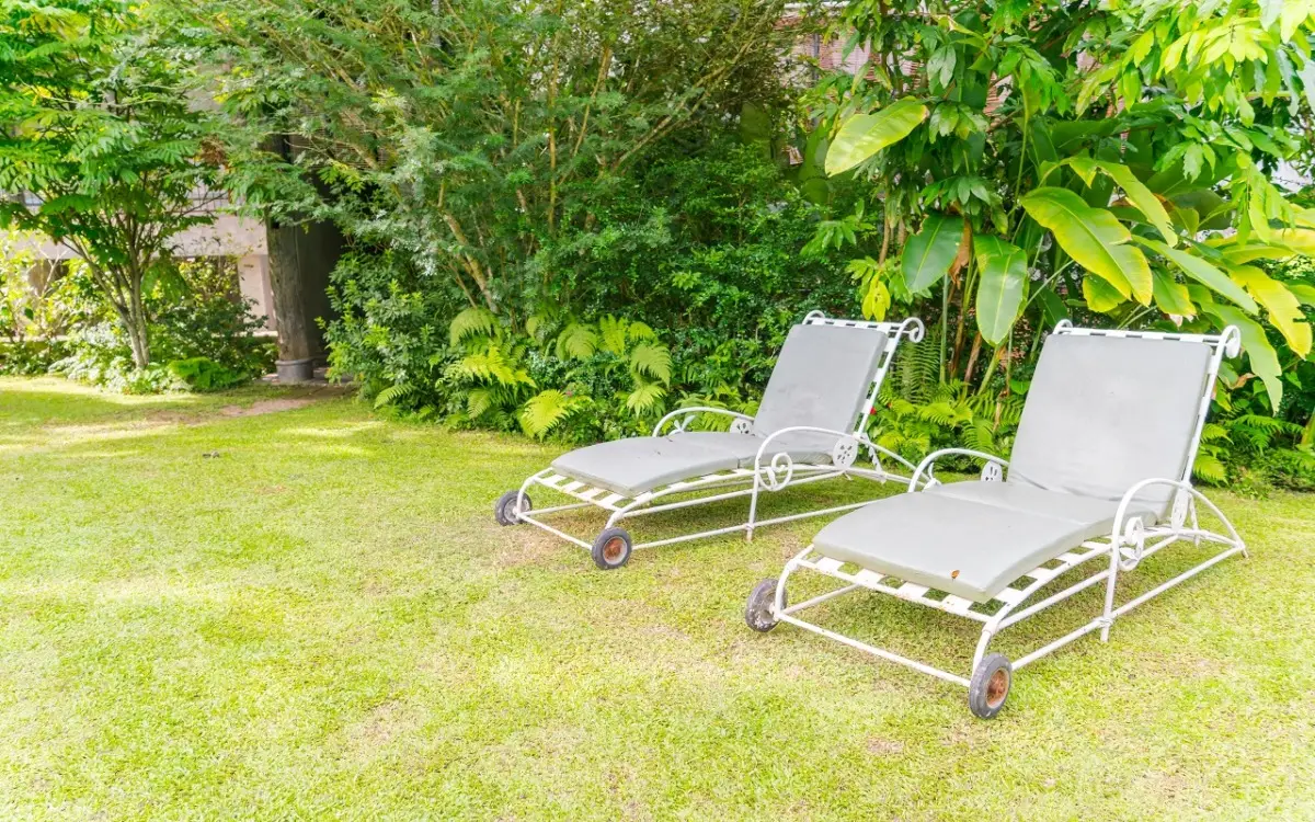 Ecco come livellare un giardino irregolare senza usare strumenti professionali