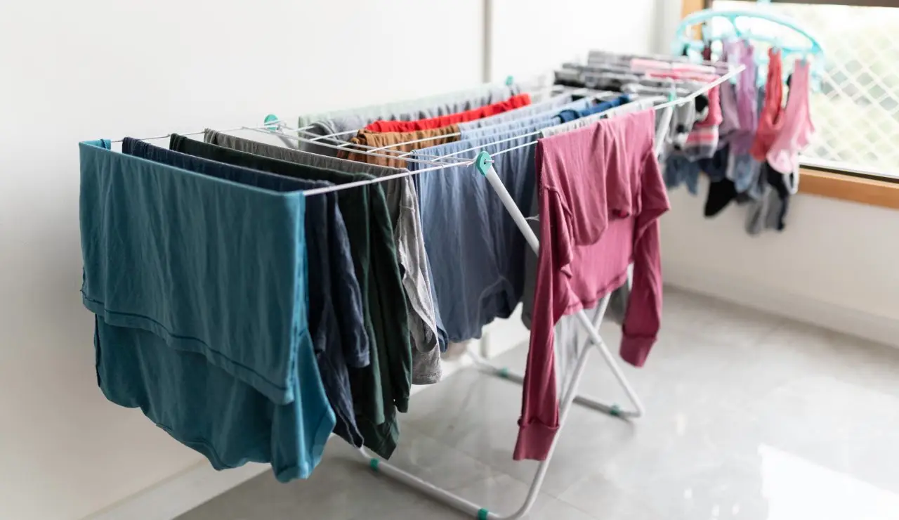 Il trucco per stendere bene sullo stendino elettrico: così asciughi in meno tempo