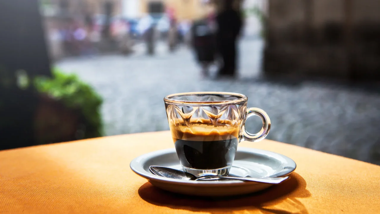 Bere il caffè al mattino presto: perché può essere una cattiva abitudine